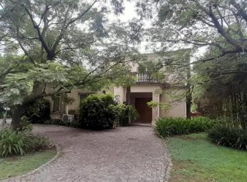 Casa · 232m² · 4 Ambientes · 3 Cocheras · Casa en Venta en El Barrio Santa Silvina