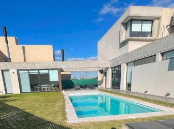Casa · 135m² · 3 Ambientes · 2 Cocheras · Casa a La Venta en Brisanova, Pueblo Esther