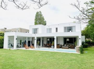 Casa · 300m² · 7 Ambientes · 4 Cocheras · Casa Alquiler en Santa Barbara 6 Ambientes