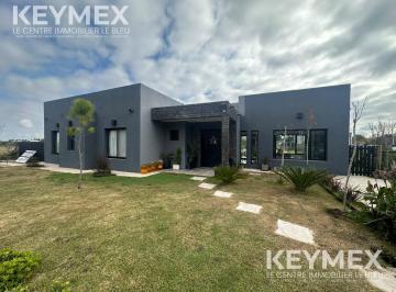 Casa · 175m² · 5 Ambientes · 1 Cochera · Casa 5 Ambientes, Uribelarrea. Piscina, Galería C/parrilla y Gran Parque