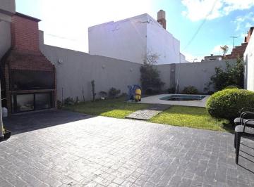 Casa · 231m² · 5 Ambientes · 1 Cochera · Venta Casa Piscina. Coch. Jardin. Parque Avellaneda