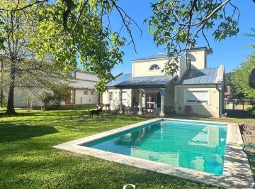 Casa · 137m² · 3 Ambientes · 2 Cocheras · Venta Casa 3 Ambientes Las Lomadas Apta Credito