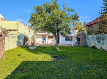 Casa · 130m² · 4 Ambientes · 2 Cocheras · Casa 4 Ambientes en Venta en Zona Sur con Jardin
