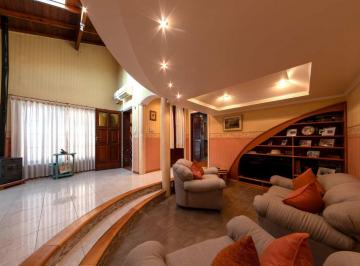 Casa · 226m² · 3 Ambientes · 2 Cocheras · Venta Casa 3 Amb Cochera, Quincho y Parque Lanús