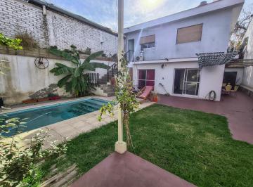 Casa · 266m² · 8 Ambientes · 1 Cochera · Amplia Propiedad con Dpto. Independiente Perfecta Para Hostel