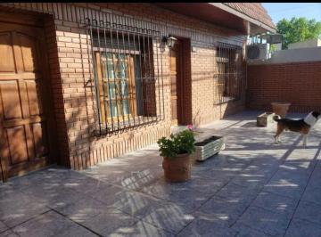 Casa · 170m² · 5 Ambientes · 1 Cochera · Casa Dos Dorm. - La Plata