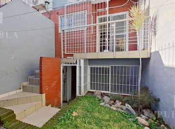 Casa · 148m² · 4 Ambientes · 2 Cocheras · Venta Casa Tipo Dúplex de 4 Ambientes en Montecastro con Jardín y Dos Cocheras