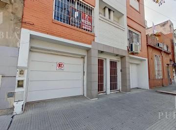 Casa · 148m² · 4 Ambientes · 2 Cocheras · Venta Casa Tipo Dúplex de 4 Ambientes en Montecastro con Jardín y Dos Cocheras