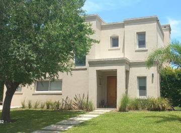 Casa de 6 ambientes, Pilar · Casa de 250 m² con 3 Habitaciones en Venta en Ayres Plaza