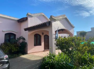 Casa · 230m² · 5 Ambientes · Casa de Propietario Mas Casa de Huespedes