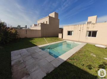 Casa · 160m² · 9 Ambientes · 2 Cocheras · Casa en Venta en Comarca de Allende - Frente a Plaza - 1 Planta - 3 Dorm. - Apta Credito (No Banco Nac