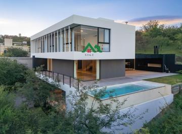 Casa · 700m² · 8 Ambientes · 3 Cocheras · Casa de Categoría a Estrenar en Venta | La Pankana – Zona Intercountry