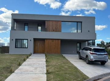 Casa · 246m² · 5 Ambientes · 4 Cocheras · Casa en Pilará