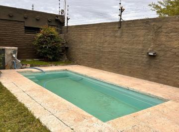 Casa · 220m² · 5 Ambientes · 3 Cocheras · Venta Casa con Pileta y Quincho en Lujan de Cuyo