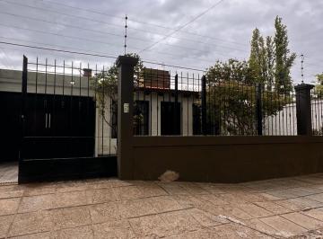 Casa · 220m² · 5 Ambientes · 3 Cocheras · Venta Casa con Pileta y Quincho en Lujan de Cuyo