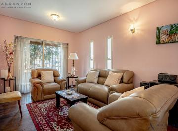 Casa · 201m² · 6 Ambientes · 1 Cochera · Allende 2400 Casa Cochera Terrazas Monte Castro 281 m²