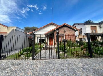 Casa · 251m² · 4 Ambientes · 4 Cocheras · Casa en Venta en Castelar