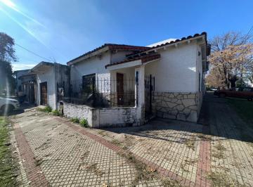 Casa · 110m² · 3 Ambientes · 1 Cochera · Chalet en Venta en Lomas de Zamora.