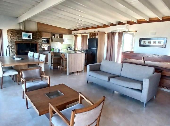 Casa · 217m² · 2 Dormitorios · 4 Cocheras