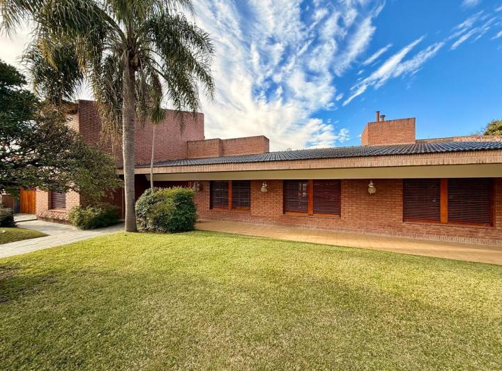 Casa · 496m² · 10 Ambientes · 4 Cocheras
