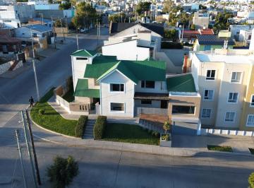 Casa · 300m² · 4 Ambientes · 1 Cochera · Casa en Venta - 3 Dorm. - Quincho - Divina!