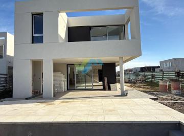 Casa · 270m² · 5 Ambientes · 1 Cochera · Casa en Venta en Carpinchos, Nordelta, Tigre