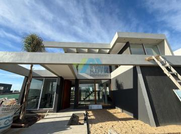 Casa · 265m² · 5 Ambientes · 2 Cocheras · Casa en Venta en Carpinchos, Nordelta, Tigre
