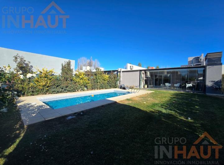 Casa · 136m² · 4 Ambientes · 2 Cocheras