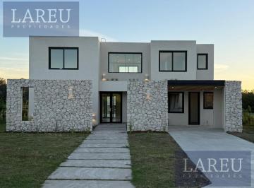 Casa · 244m² · 6 Ambientes · 4 Cocheras · Venta Barrio Pilará, Tilbury.