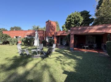 Casa · 900m² · 4 Dormitorios · 6 Cocheras · Casa en Venta en Yerba Buena - Country del Golf Viejo