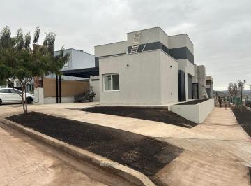 Casa · 160m² · 4 Ambientes · 2 Cocheras · Barrio La Bastilla - Casa en Las Heras