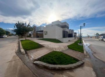 Casa · 160m² · 4 Ambientes · 2 Cocheras · Barrio La Bastilla - Casa en Las Heras
