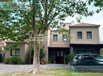 Casa · 290m² · 8 Ambientes · 2 Cocheras · Ayres de Pilar Casa en Alquiler