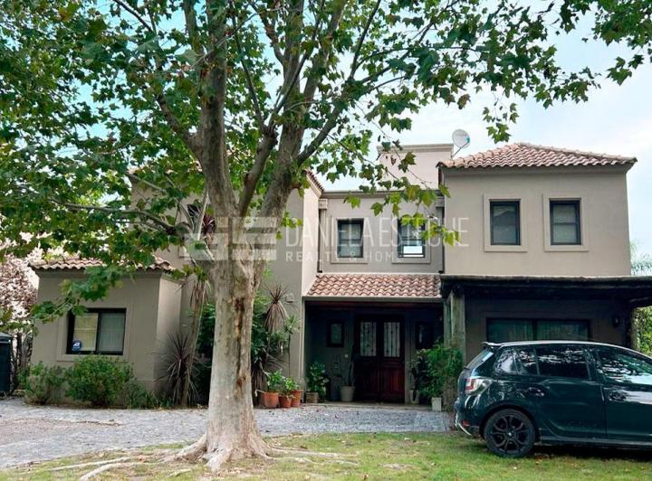 Casa · 290m² · 8 Ambientes · 2 Cocheras