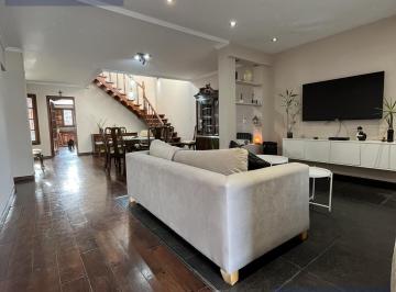Casa · 221m² · 5 Ambientes · 1 Cochera · Casa Apta Crédito Sobre Lote Propio | 221 m² Cubiertos, 4 Dorm., Parque y Quincho | Quilmes