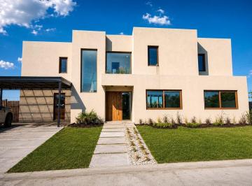 Casa · 192m² · 5 Ambientes · 2 Cocheras · Venta Casa a Estrenar 5 Amb. - Barrio Laguna Grande, Villanueva