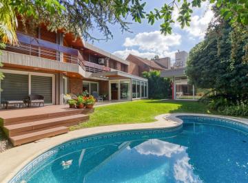 Casa · 388m² · 6 Ambientes · 2 Cocheras · Venta Casa Acassuso 6 Ambientes con Dependencia Pileta Jardin Quincho