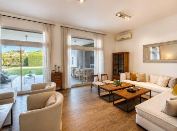 Casa · 317m² · 5 Ambientes · 2 Cocheras · Venta Casa Barrio Santa Clara Villanueva 4 Dorm., (2 Planta Baja) y Dependencia.