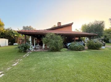 Casa · 120m² · 5 Ambientes · 4 Cocheras · Casa Sobre Lote Central en Cc Larena
