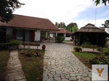 Casa · 383m² · 9 Ambientes · Casa en Venta - 6 Dorm. 5 Baños - 4600 m² - Exaltación de La Cruz