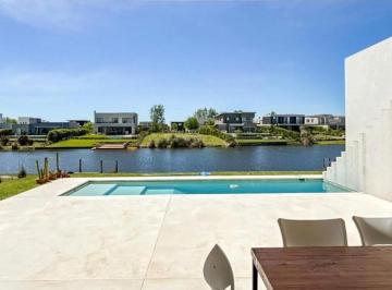 Casa · 180m² · 4 Ambientes · 3 Cocheras · Casa a La Laguna en El Naudir