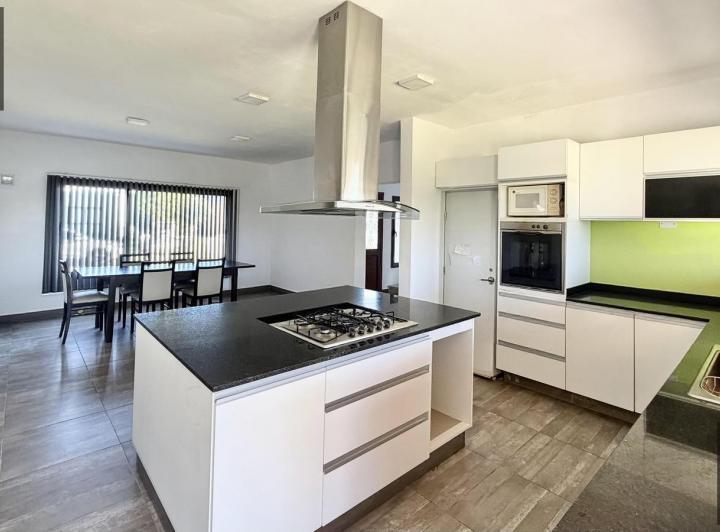 Casa · 170m² · 5 Ambientes · 2 Cocheras