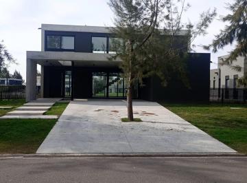 Casa · 220m² · 5 Ambientes · 2 Cocheras · Casa a Estrenar en El Naudir - Aguas Privadas