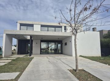 Casa · 220m² · 5 Ambientes · 2 Cocheras · Casa a Estrenar en El Naudir - Aguas Privadas