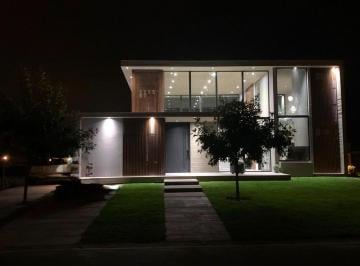 Casa · 276m² · 4 Ambientes · 3 Cocheras · Casa a La Venta en El Naudir a La Laguna