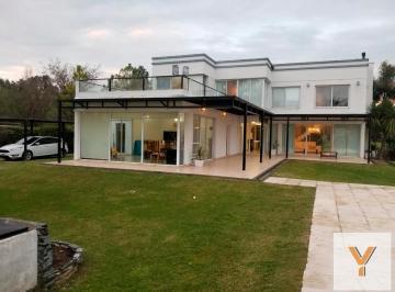 Casa · 350m² · 5 Ambientes · 2 Cocheras · Casa en Venta - 3 Dorm. 3 Baños - 350 m² Totales - Posadas de Los Lagos