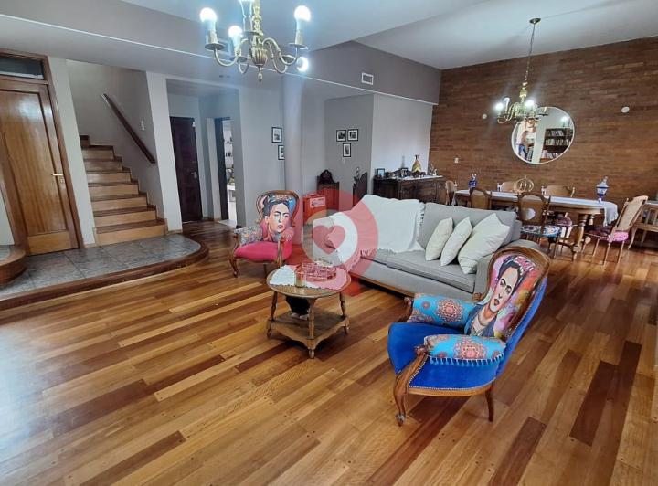 Casa · 382m² · 7 Ambientes · 2 Cocheras