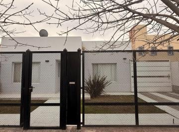 Casa de 5 ambientes, Cipolletti · Casa 3 Dorm con 2 Suites, Patio y Quincho en Cipolletti