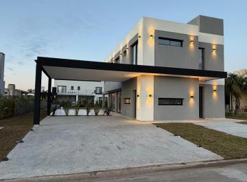 Casa · 210m² · 4 Ambientes · 3 Cocheras · Casa en Venta 4 Ambientes a Estrenar en Barrio Privado en Canning