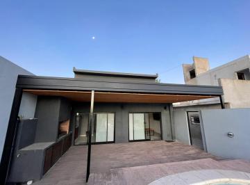Casa · 80m² · 2 Ambientes · 3 Cocheras · Casa Quinta C/ Pileta